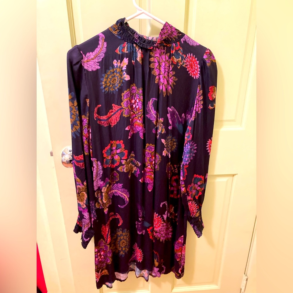 Elegant high neck shift dress, beautiful print, smocked sleeves.